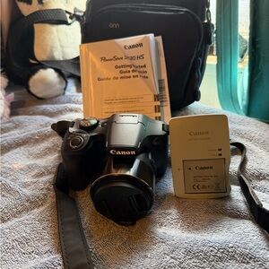 Canon PowerShot SX30 HS Camera in Black with White Charger